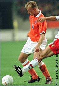 bergkamp.jpg (12864 bytes)